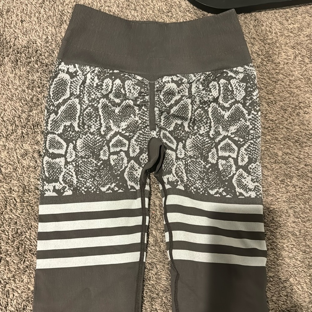 Brand new never work butt scrunch leggings